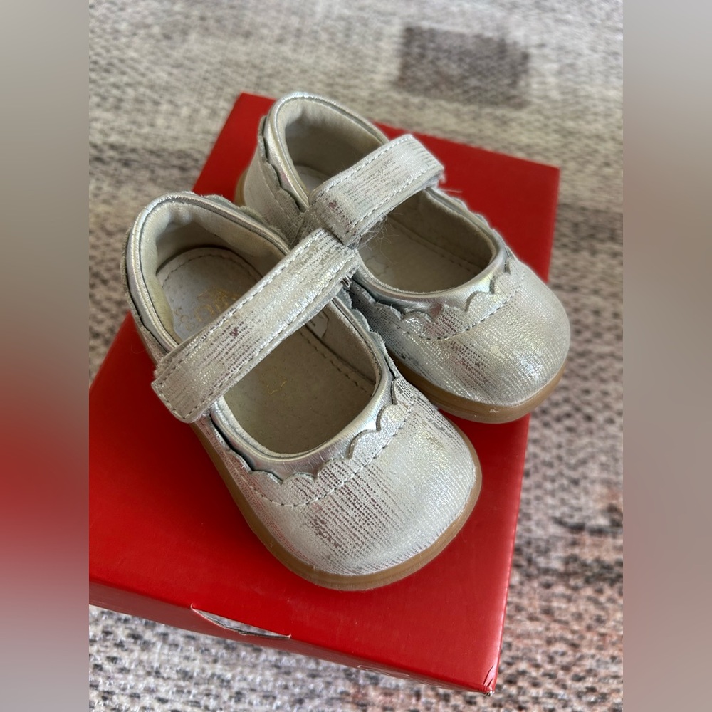 See Kai Run Jane II. Silver. Size 4.